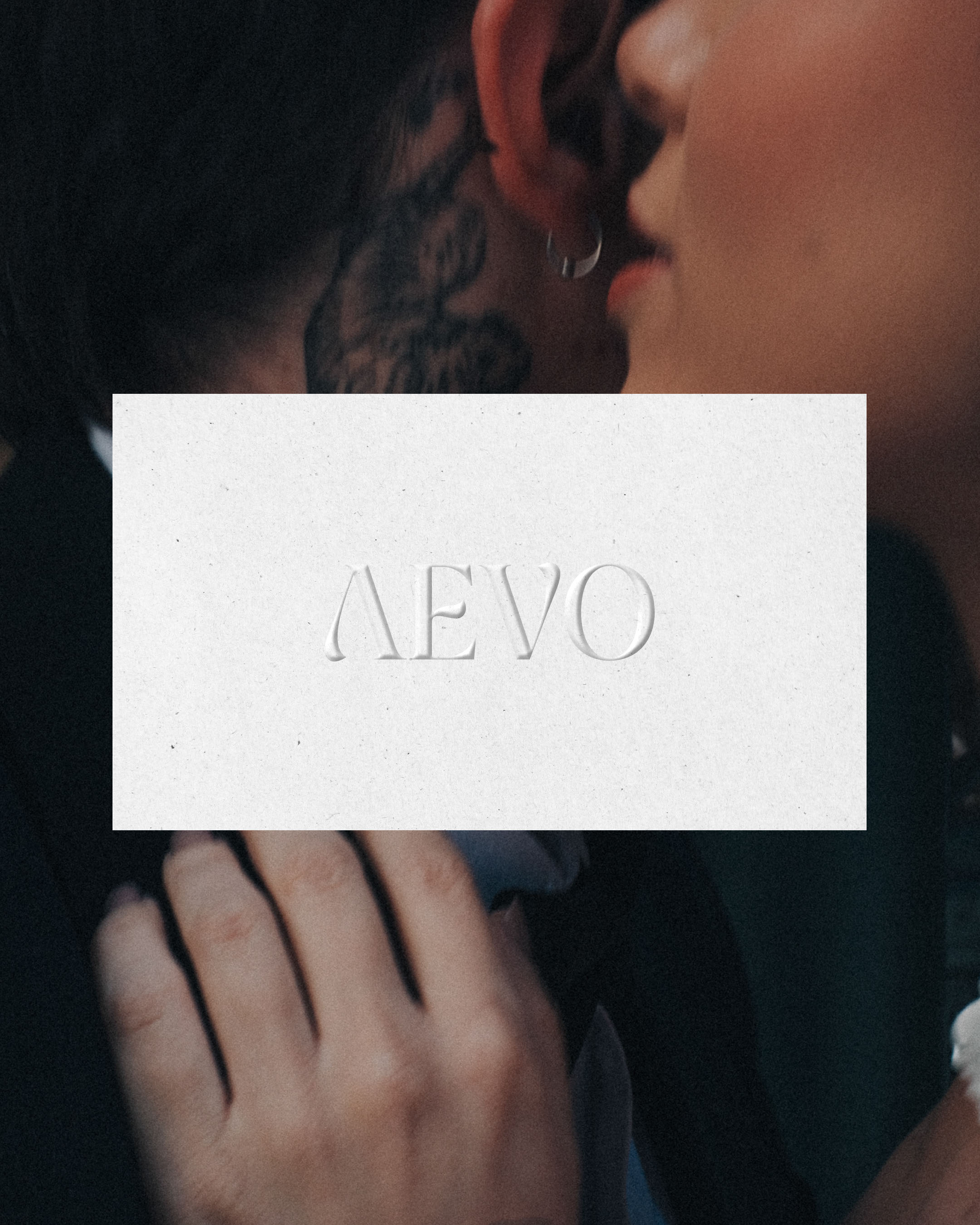 Cartão com relevo da marca AEVO — identidade visual