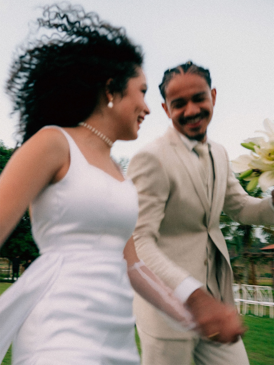 Noivos sorrindo — entre em contato com AEVO Films
