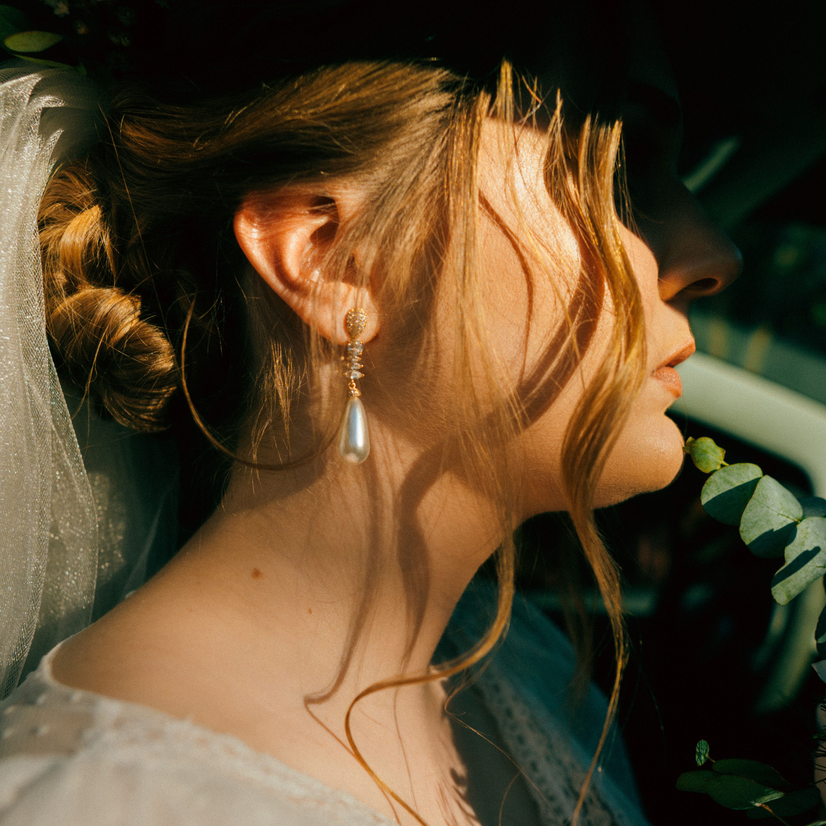 Detalhe de brinco da noiva na luz dourada — making of casamento
