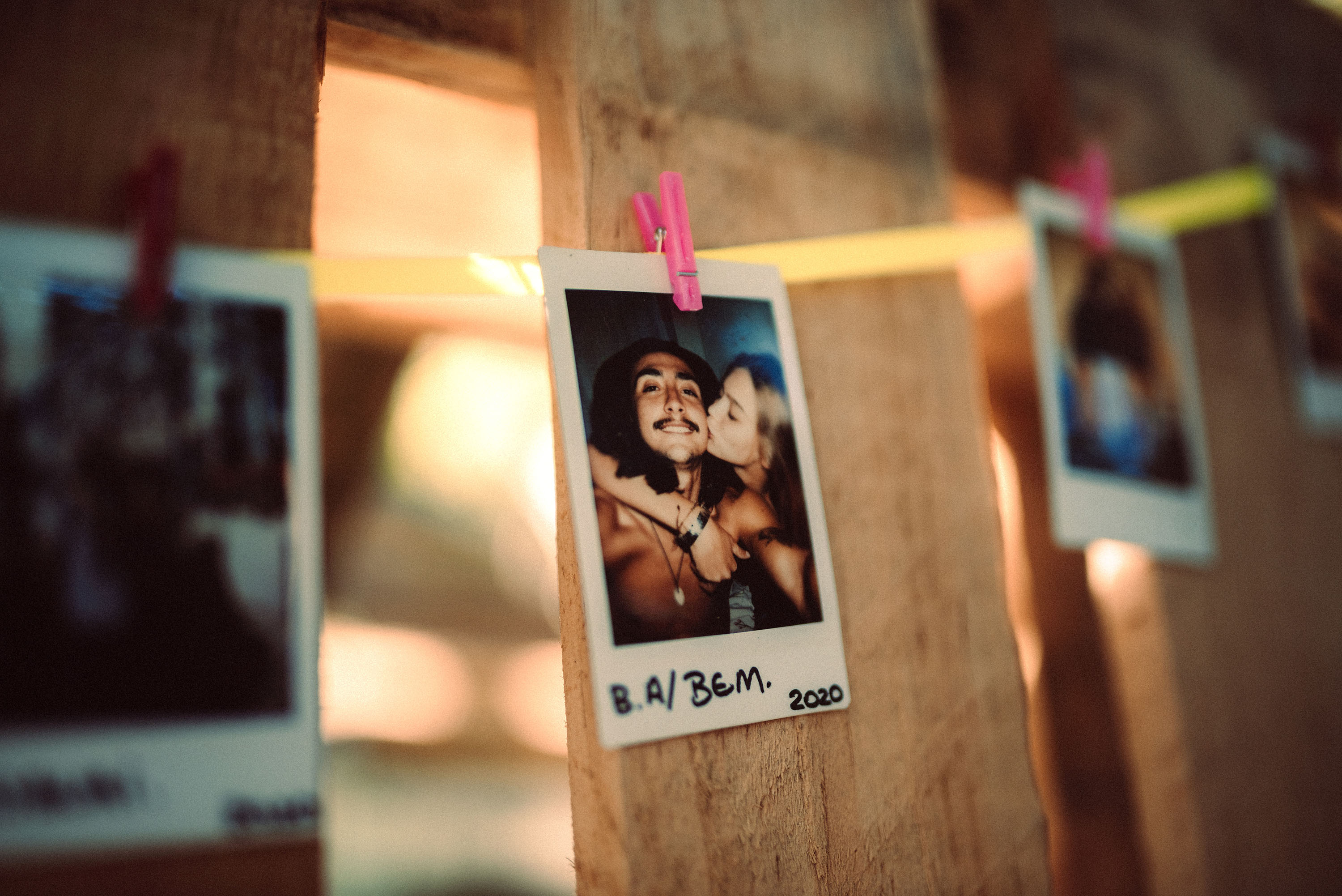 Detalhes de decoração com polaroids — ensaio de noivado