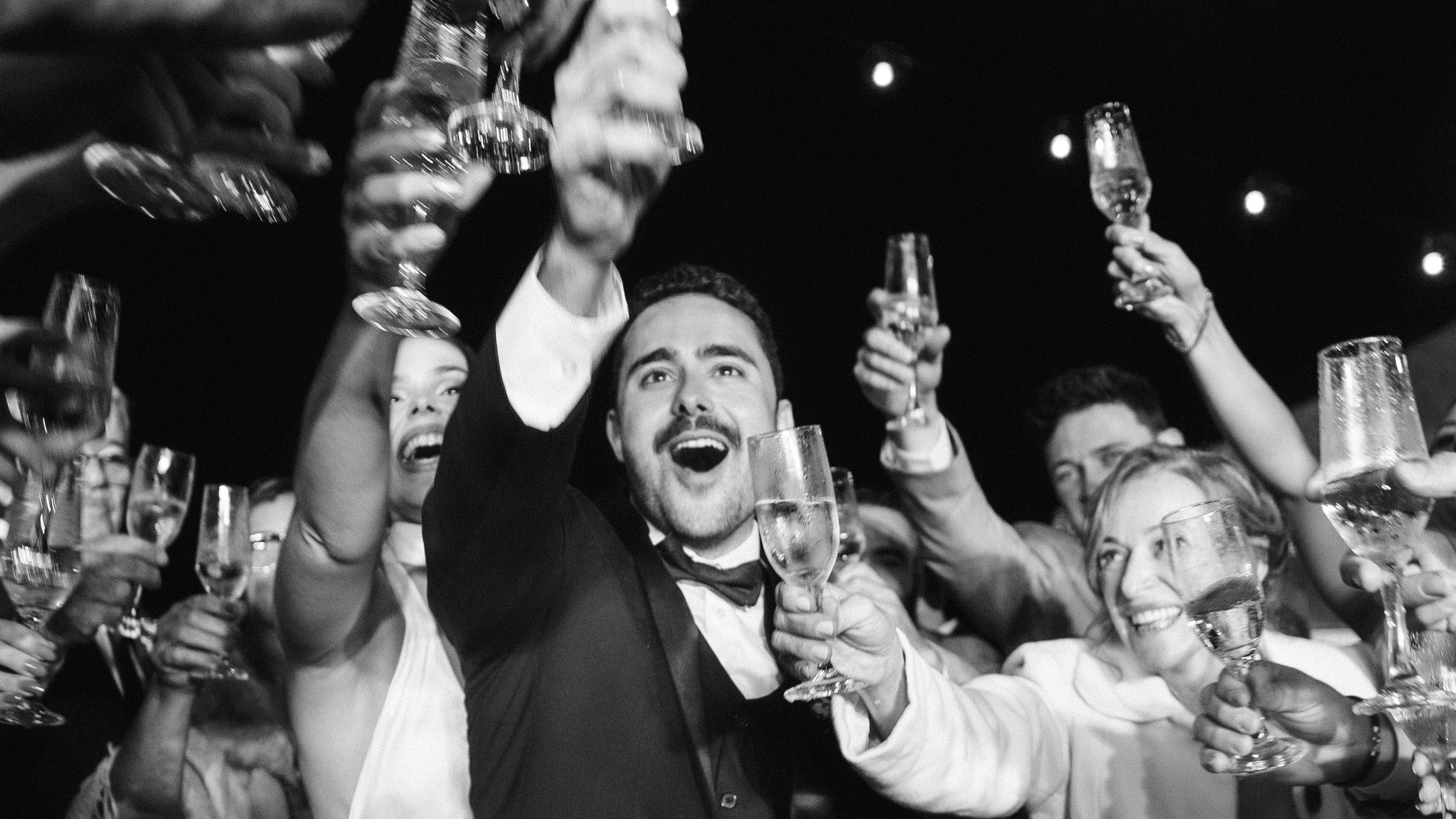 Brinde com champagne na festa — fotografia espontânea de casamento