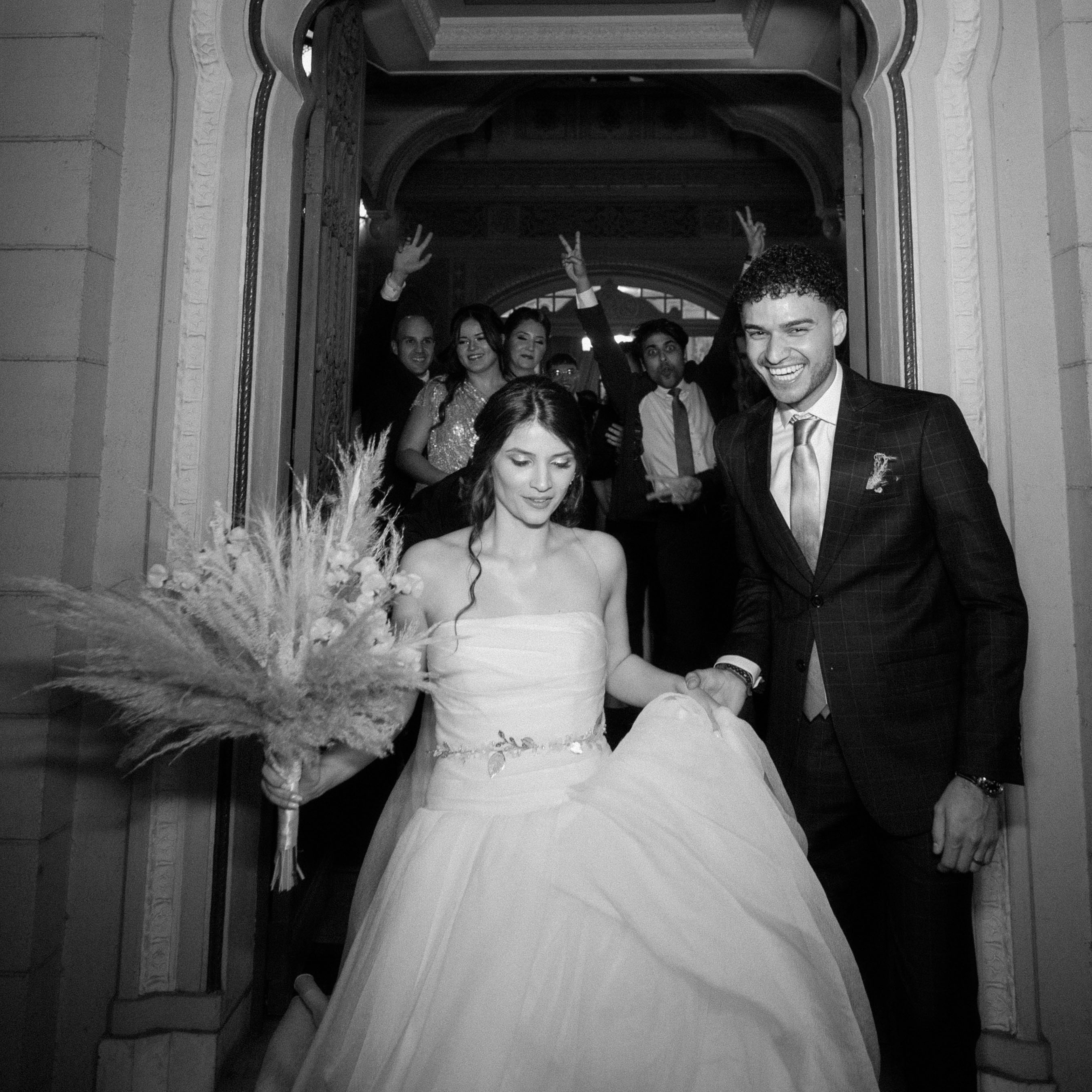 Saída da cerimônia em preto e branco — fotografia de casamento clássica