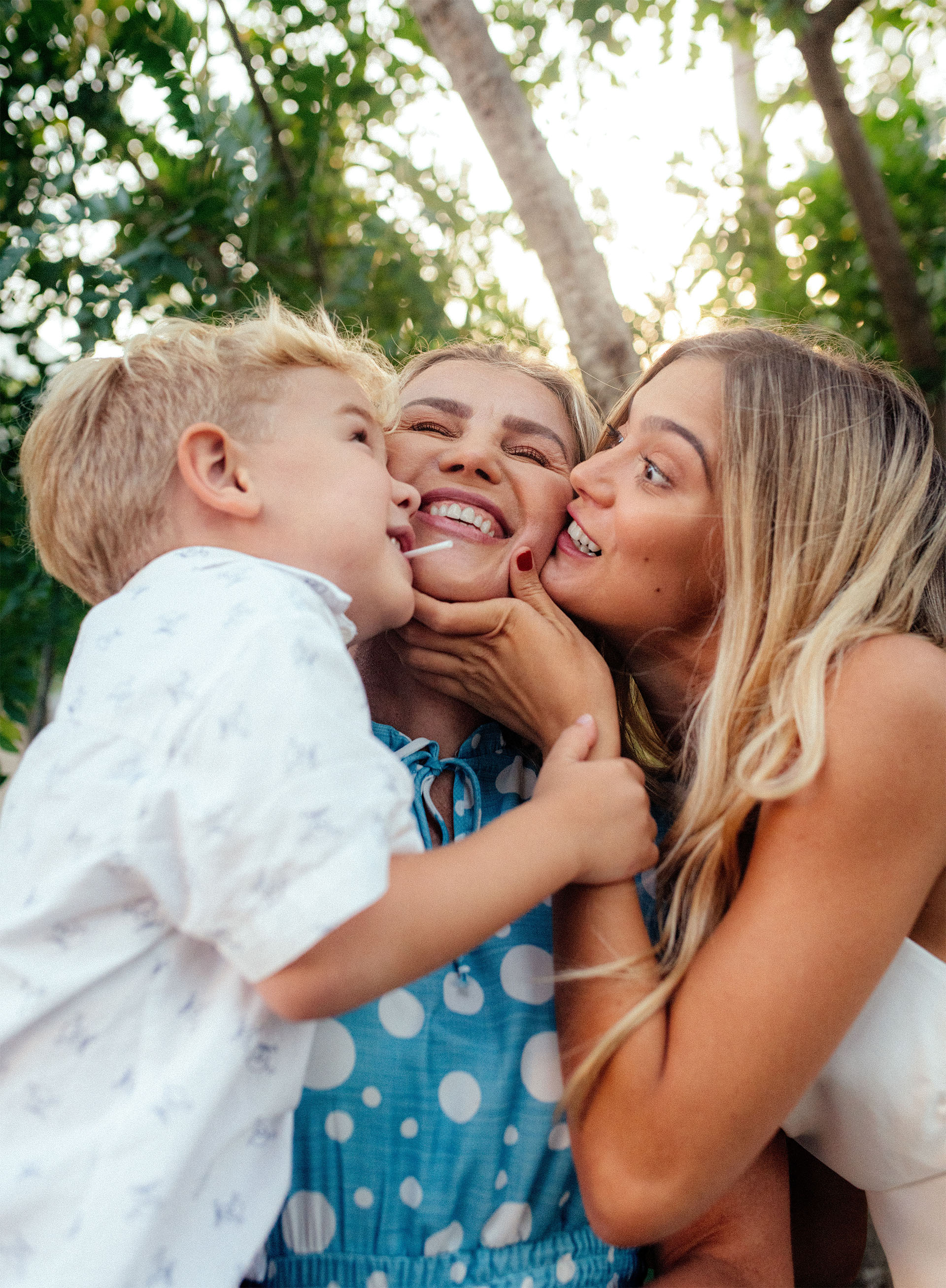 Mãe com crianças em retrato familial carinhoso