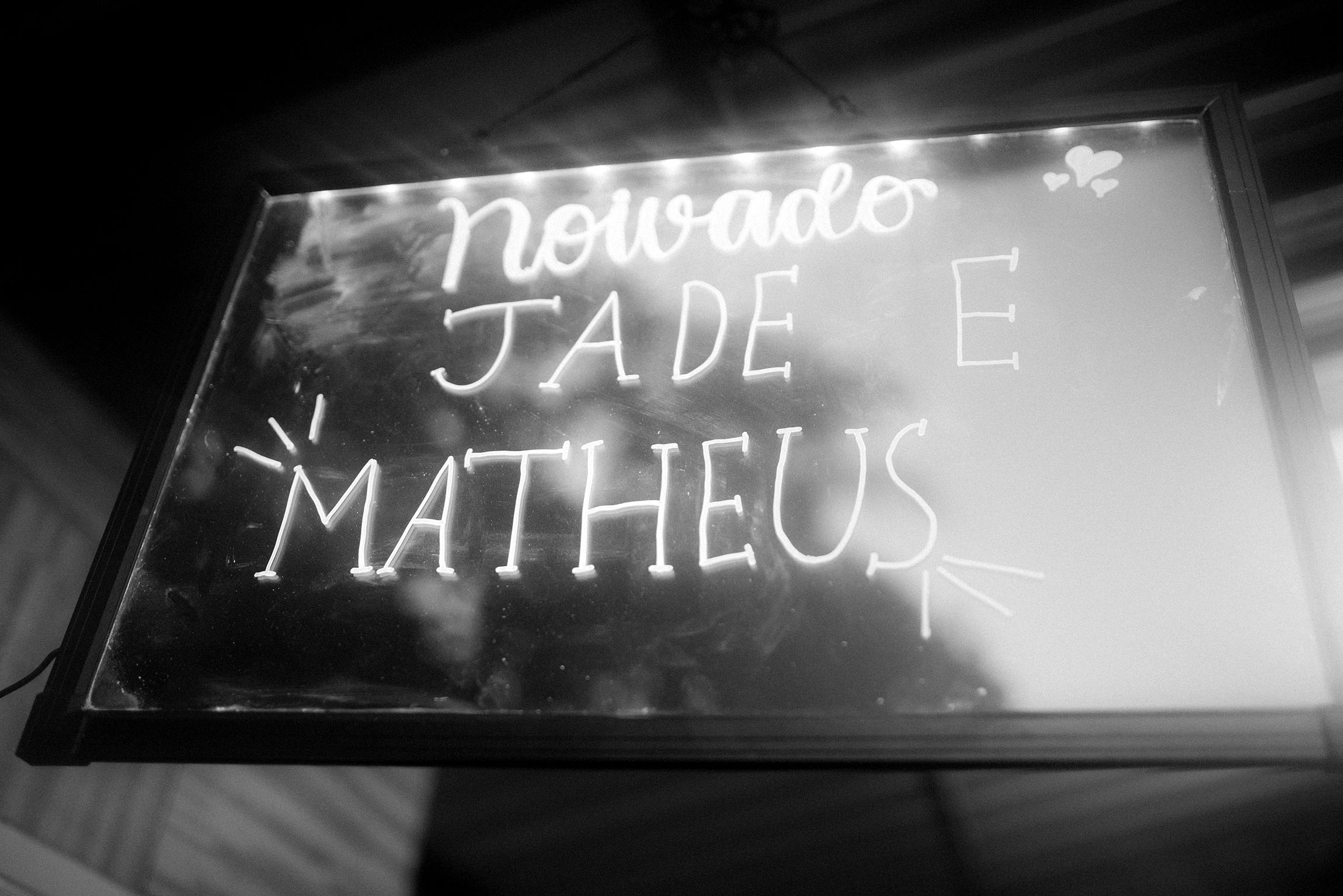 Placa de néon decorativa com texto 'Noivado Jade e Matheus'
