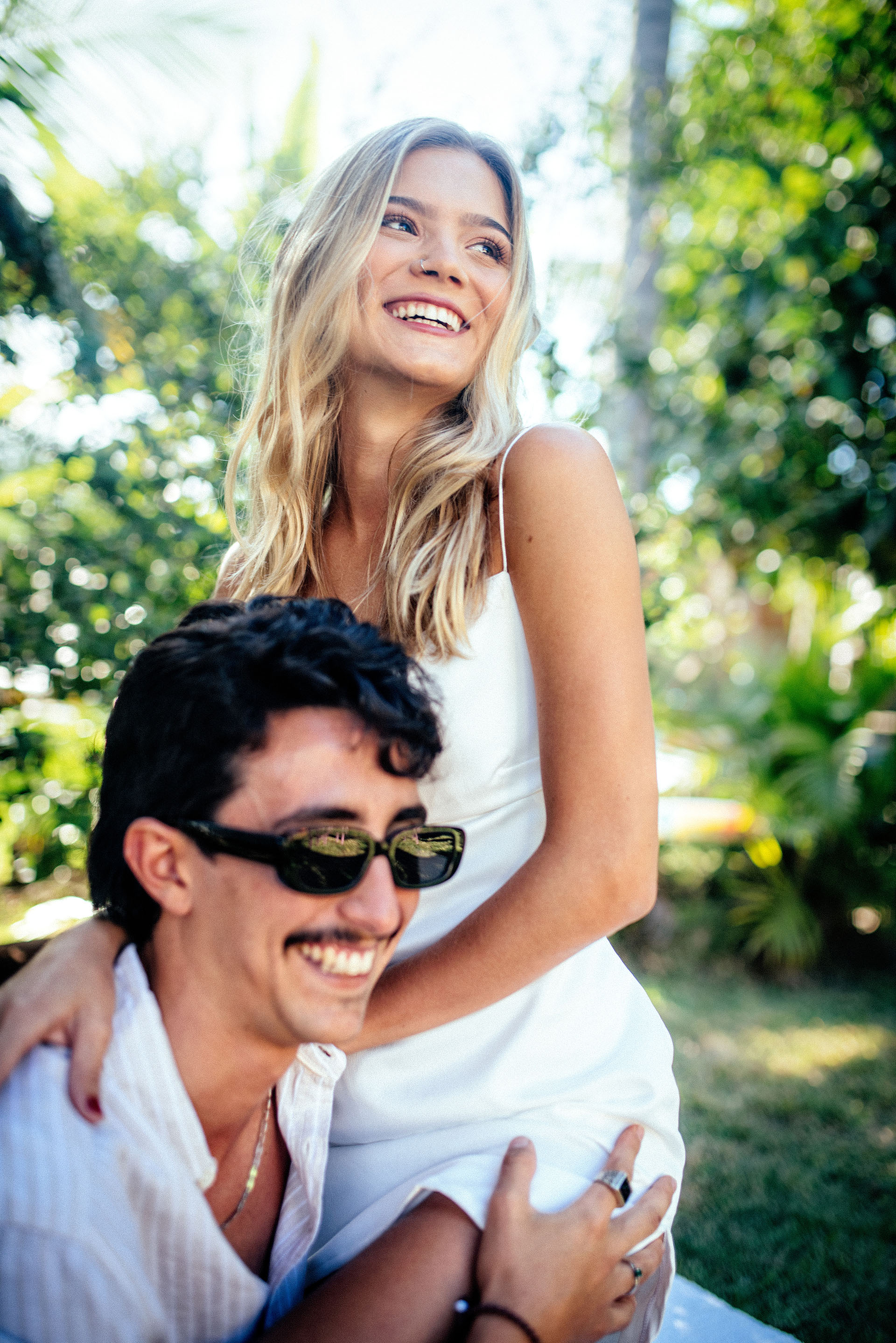 Casal de óculos ao ar livre sorrindo - Jade e Bodevan