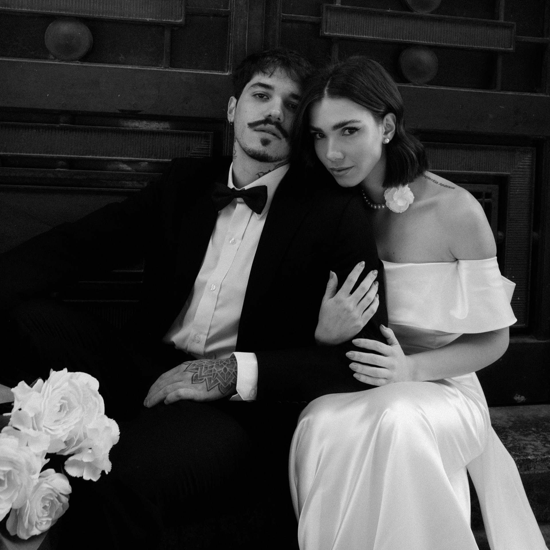 Retrato elegante dos noivos em preto e branco — editorial de casamento