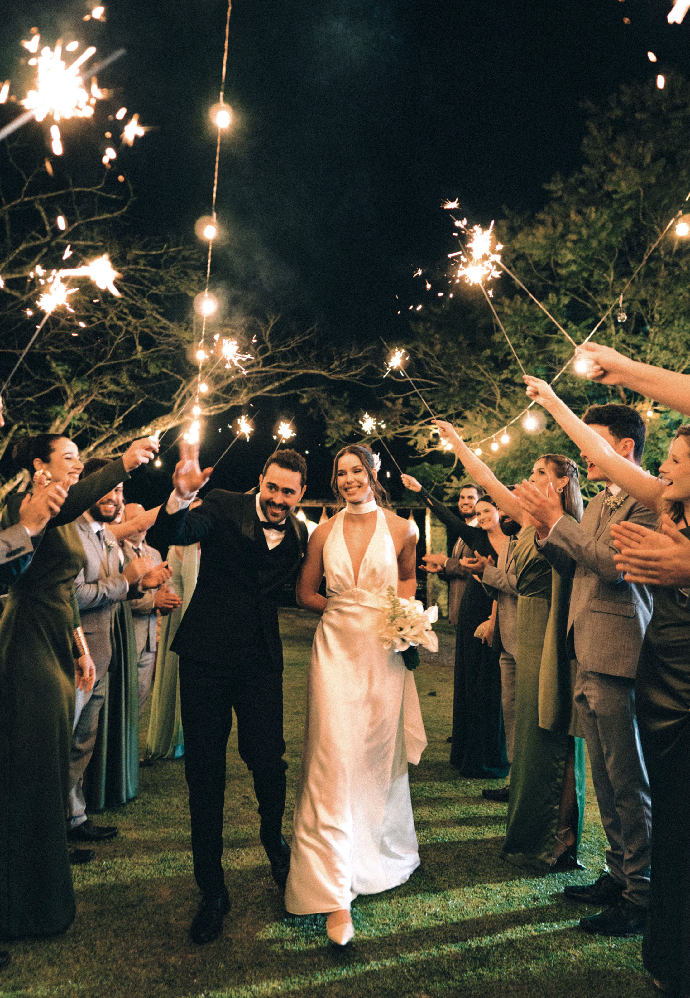 Saída dos noivos com sparklers — casamento ao ar livre em São Paulo