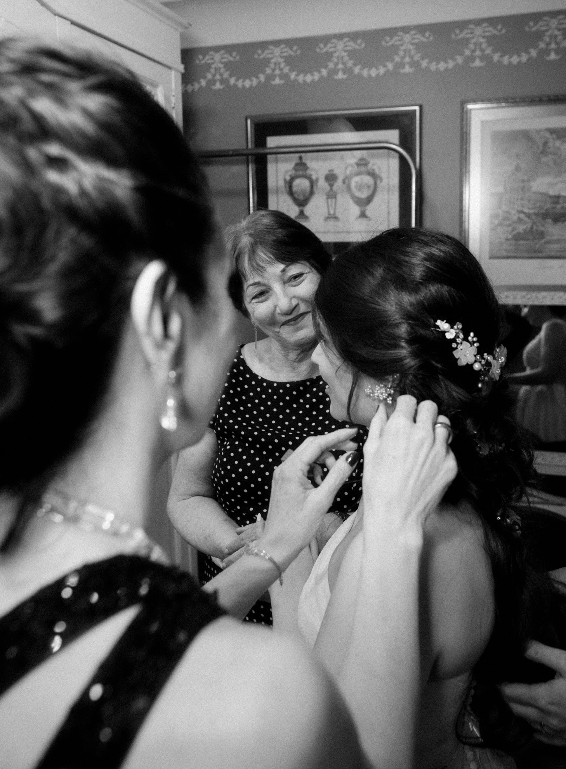 Noiva Camila se preparando com a mãe - foto preto e branco