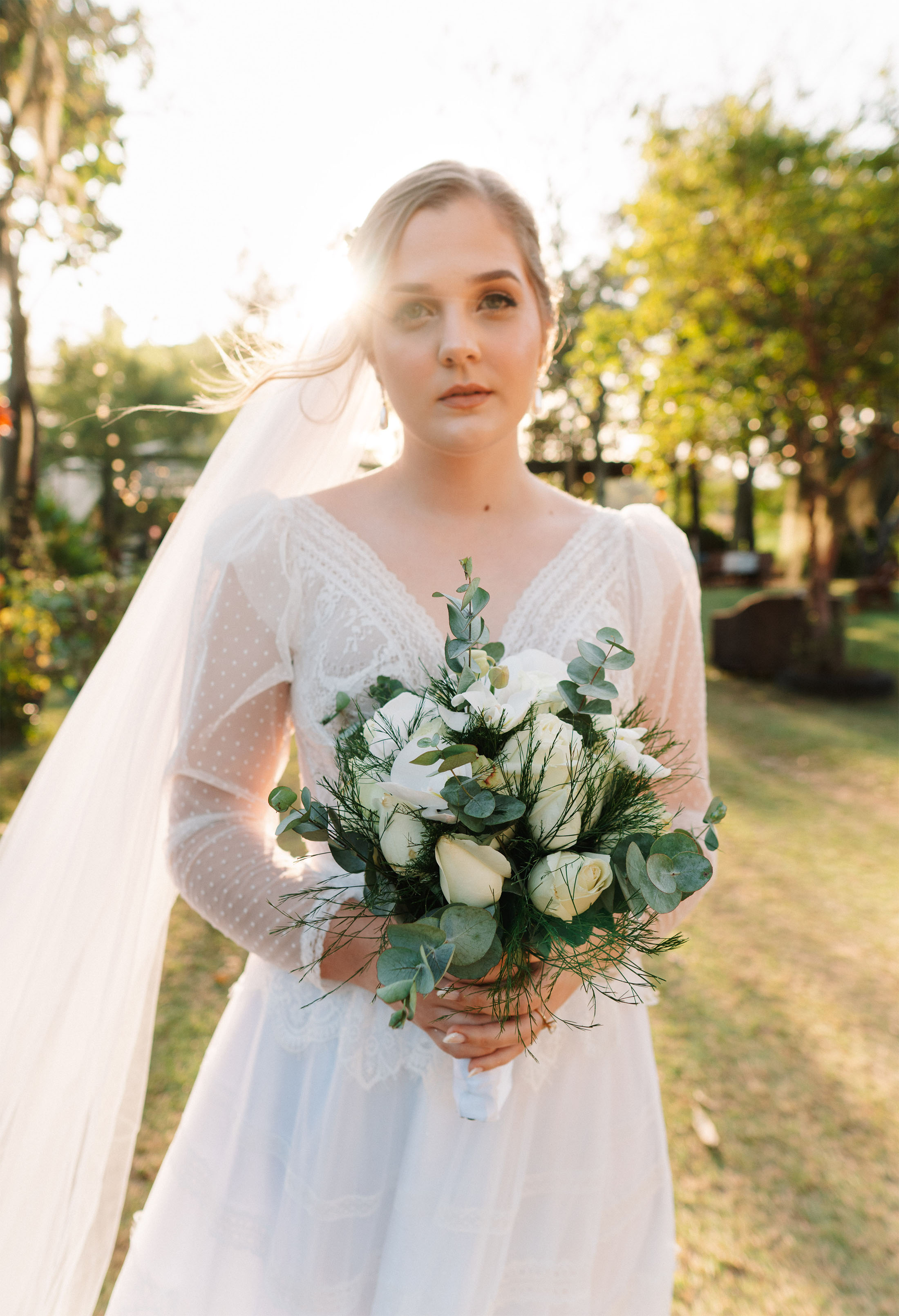 Retrato Eliza com buquê — Luz dourada de fim de dia
