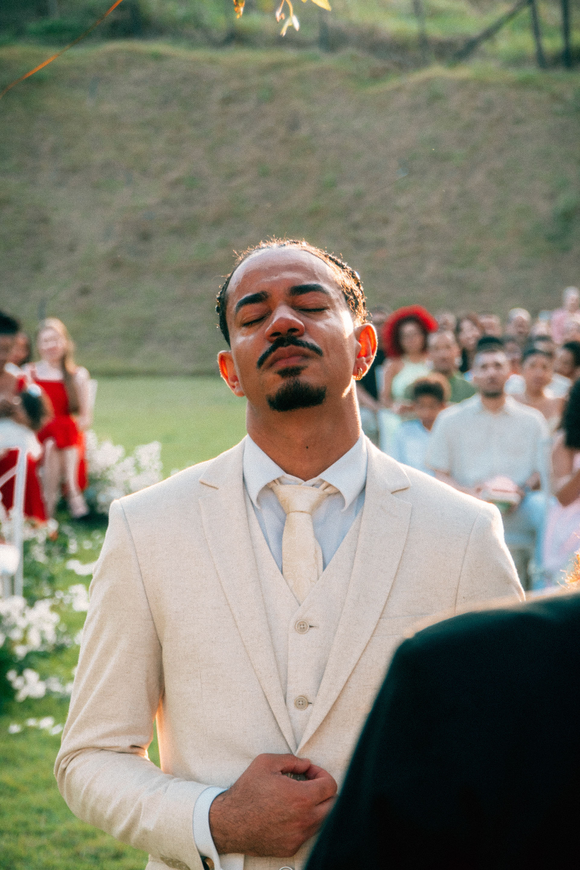 Detalhe artístico da noiva em seu casamento - Hemi & Cesar