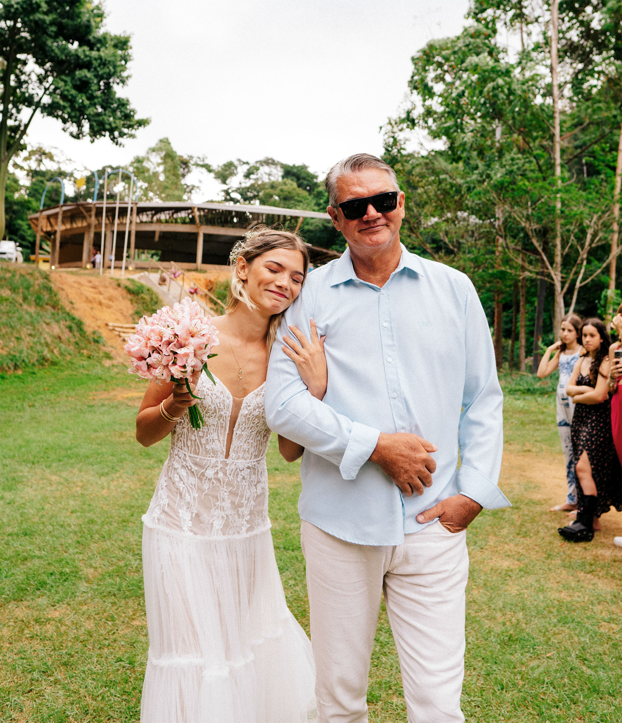 Casal Jade e Bodevan em casamento ao ar livre